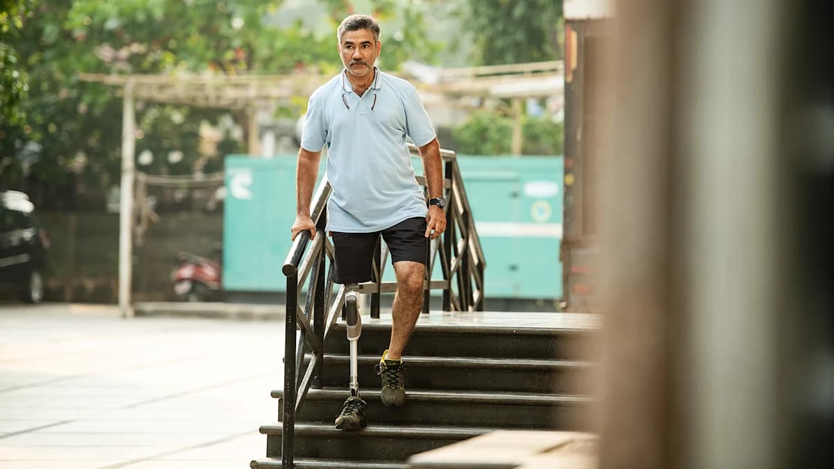 User walking down stairs with the Dynion knee