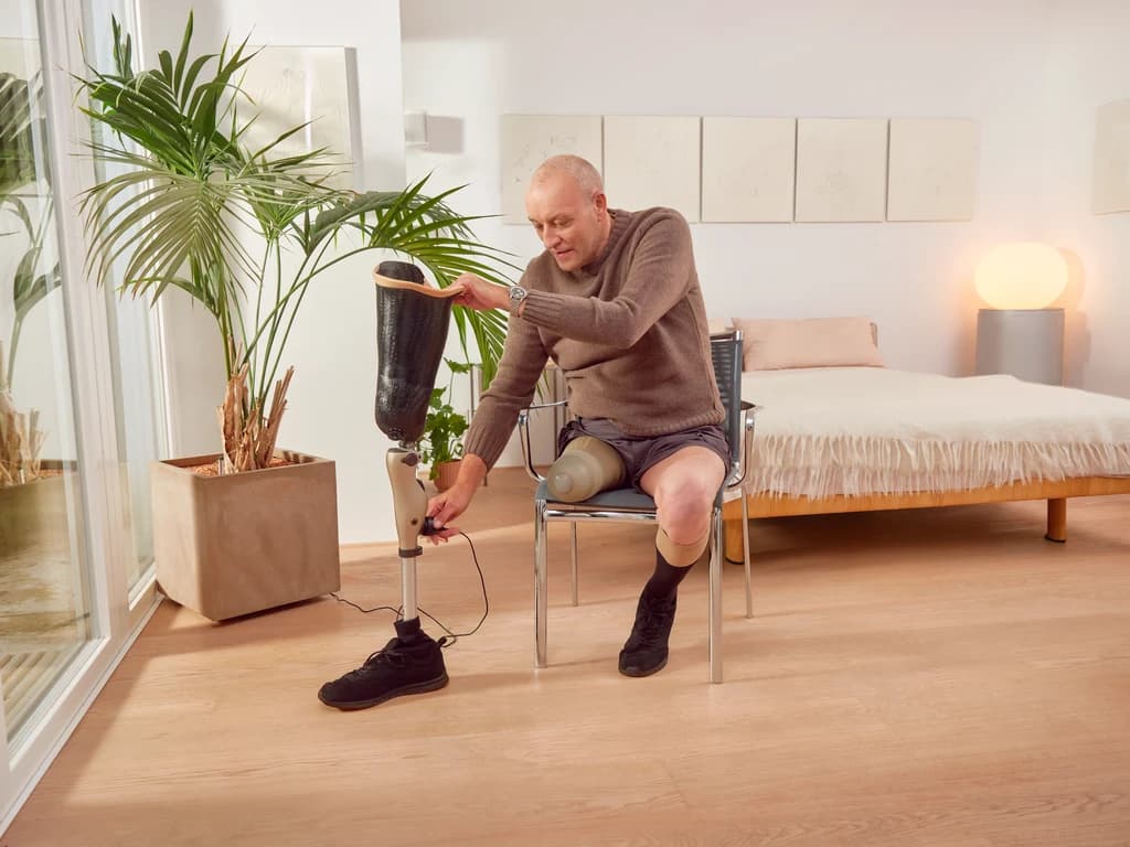 Prosthetic user putting on a Kenevo knee