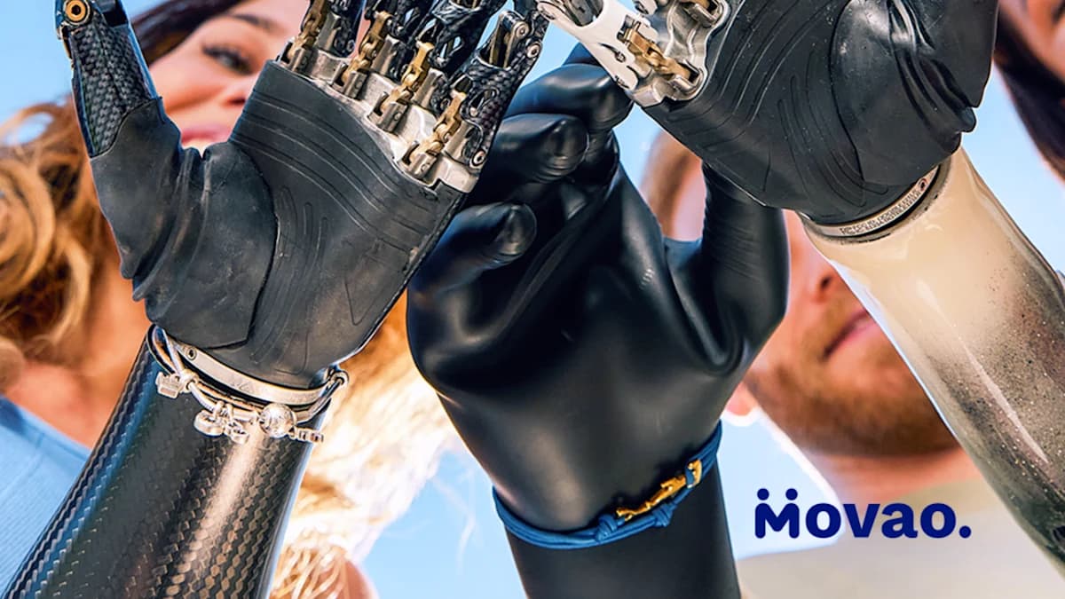 مجموعة من الأشخاص يرفعون أطرافهم الصناعية العلوية معًا تعبيرًا عن التضامن — مجتمع Movao.